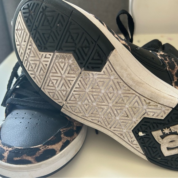 Girls size 3 DC skate shoe cheetah print - Picture 3 of 5